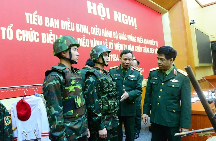 Thượng tướng Nguyễn Văn Nghĩa kiểm tra các mẫu trang phục, trang cụ phục vụ tại Lễ Kỷ niệm 70 năm Chiến thắng Điện Biên Phủ.