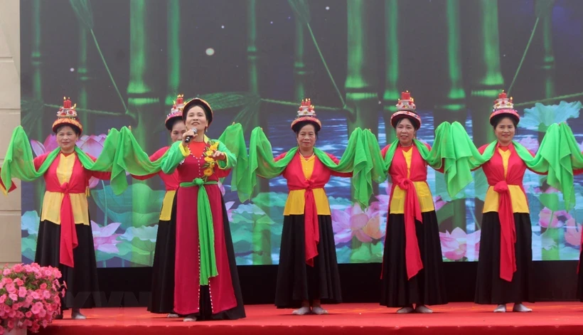 Đội văn nghệ múa đèn chạy chữ làng Nhân Cao biểu diễn tiết mục "Múa đèn chạy chữ." Ảnh: Hoa Mai/ TTXVN.