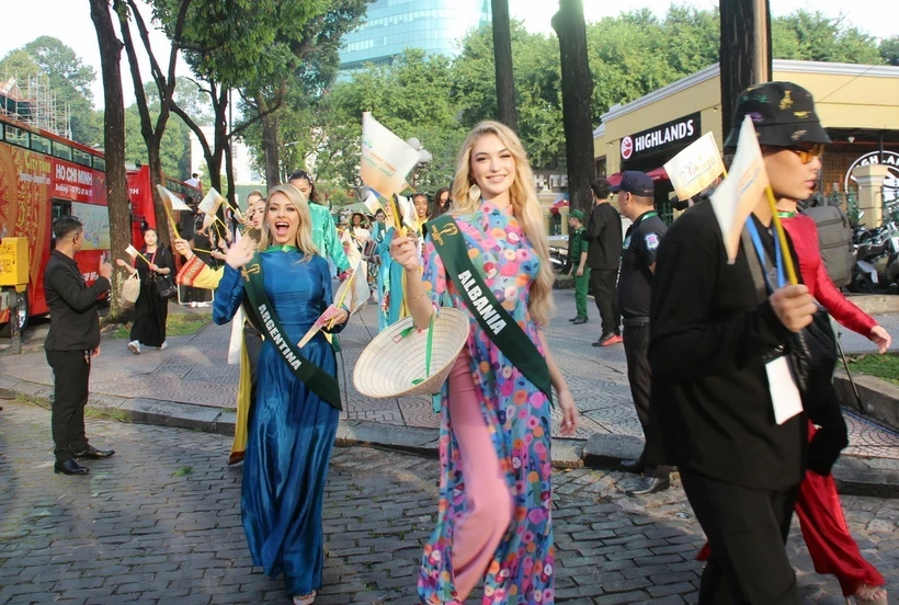 Hoa hậu các quốc gia và vùng lãnh thổ diễu hành trên các tuyến đường trung tâm Thành phố Hồ Chí Minh tại Tuần lễ Du lịch Thành phố Hồ Chí Minh lần thứ 3 năm 2023. Ảnh: Mỹ Phương/TTXVN.