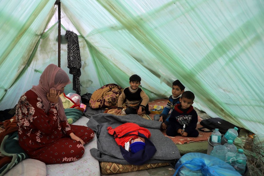 Trẻ em Palestine tại khu lều tạm ở Khan Younis, phía Nam Dải Gaza, ngày 13/12/2023.