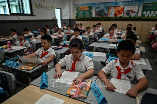 Phụ huynh Trung Quốc áp lực vì dạy con học