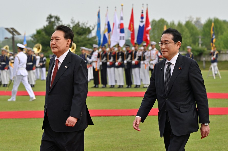 Tổng thống Hàn Quốc Yoon Suk Yeol và Thủ tướng Nhật Bản Fumio Kishida. Ảnh: Reuters.