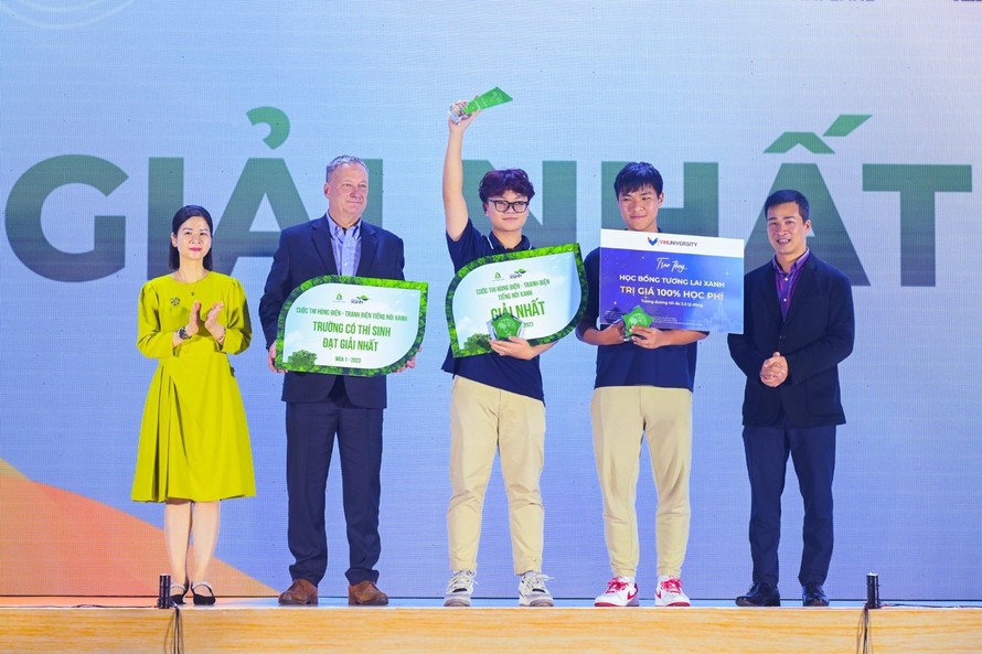 Đội Nấm Cao xuất sắc giành giải Nhất bảng tiếng Việt.