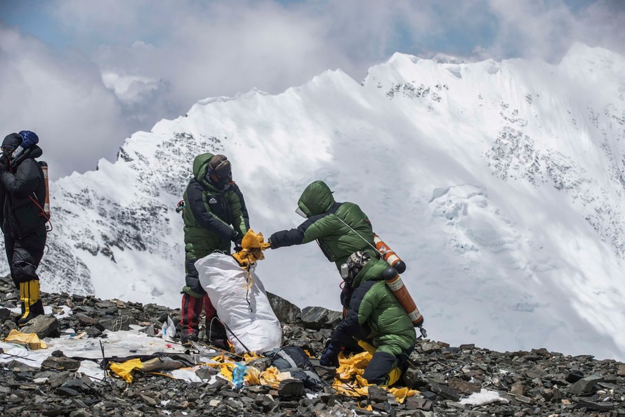 Nepal "dọn dẹp" đỉnh Everest