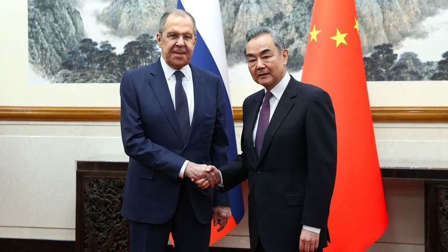 Ngoại trưởng Nga Sergey Lavrov (trái) và Bộ trưởng Ngoại giao Trung Quốc Vương Nghị tại cuộc gặp ở Bắc Kinh ngày 9/4/2024.