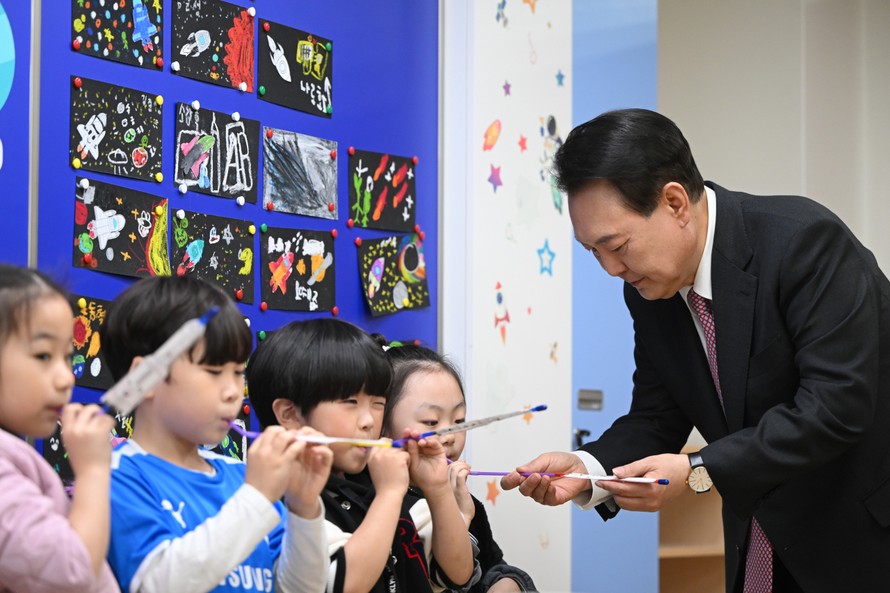 Tổng thống Yoon Suk Yeol đến thăm Trường tiểu học Ain ở Hwaseong, tỉnh Kyunggi, vào ngày 29/3.