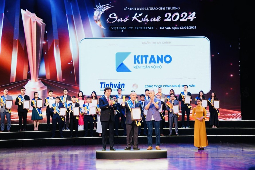 Ông Nguyễn Sơn Tùng Phó TGĐ Tinh Vân nhận giải thưởng Sao Khuê cho phần mềm kiểm toán nội bộ KITANO.