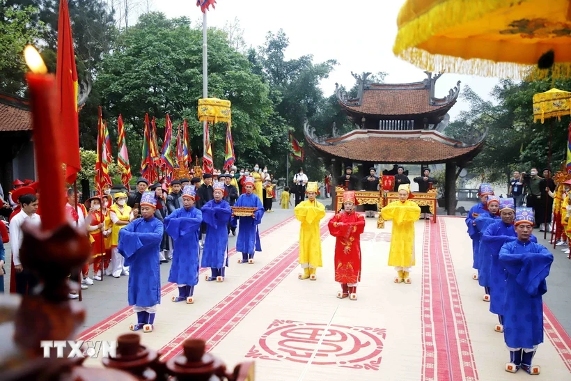 Các cụ cao niên xã Chu Hóa, thành phố Việt Trì, tỉnh Phú Thọ thực hiện nghi thức tế truyền thống trong Lễ giỗ Đức Quốc Tổ Lạc Long Quân năm 2023. Ảnh: Trung Kiên/TTXVN.