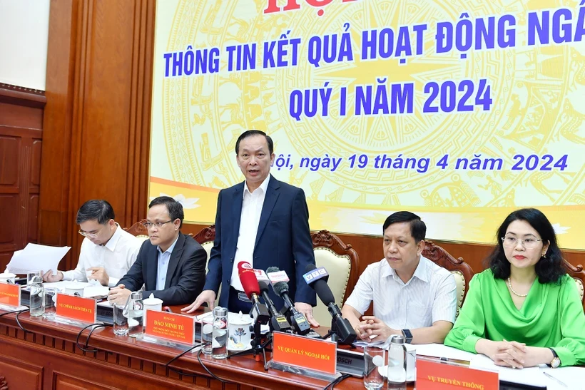 Phó Thống đốc Đào Minh Tú cho biết Ngân hàng Nhà nước sẵn sàng can thiệp nếu tỷ giá diễn biến bất lợi. Ảnh: TTXVN.
