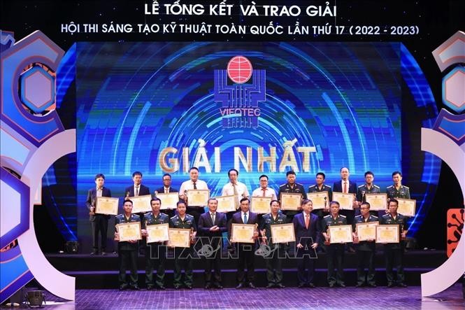 Chủ nhiệm Ủy ban Khoa học, Công nghệ và Môi trường của Quốc hội Lê Quang Huy và Chủ tịch Liên hiệp các Hội Khoa học và Kỹ thuật Việt Nam Phan Xuân Dũng trao giải Nhất cho các tác giả và nhóm tác giả đạt giải. Ảnh: Tuấn Anh/TTXVN.