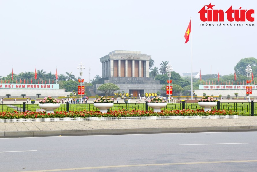 Những ngày này, tại Lăng Chủ tịch Hồ Chí Minh và nhiều tuyến phố, trụ sở cơ quan ở Thủ đô được trang hoàng cờ Tổ quốc, pano, áp phích... để chào mừng 49 năm Ngày Giải phóng miền Nam, thống nhất đất nước, 70 năm Chiến thắng Điện Biên Phủ và Ngày Quốc tế Lao động.