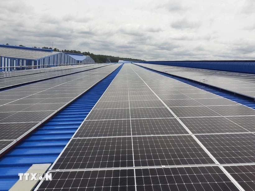 Điện mặt trời mái nhà gắn trên nhà xưởng tại địa bàn tỉnh Bình Dương. Ảnh: TTXVN.
