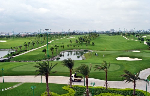 Nhiều ý kiến cho rằng nên dẹp sân golf trong sân bay Tân Sơn Nhất 