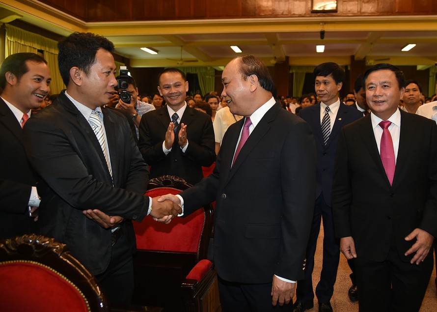 Thủ tướng thăm hỏi một học viên người Lào tại Học viện Hồ Chí Minh 