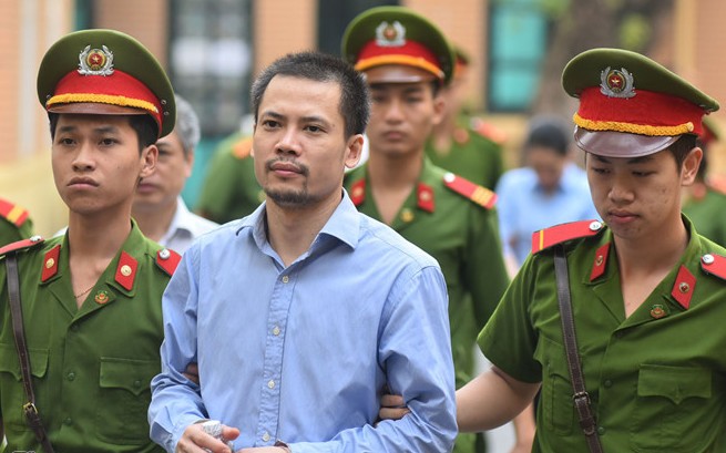 Bị cáo Nguyễn Xuân Thắng bị áp giải đến toà 