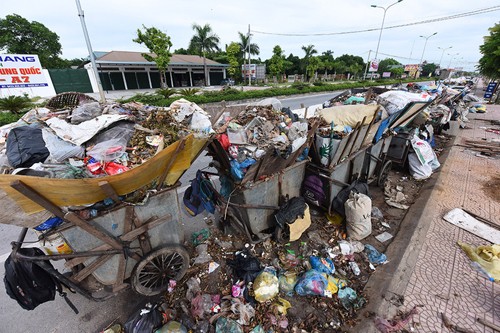 Nhiều đường phố của thị xã Sơn Tây đang ngập trong rác thải. 