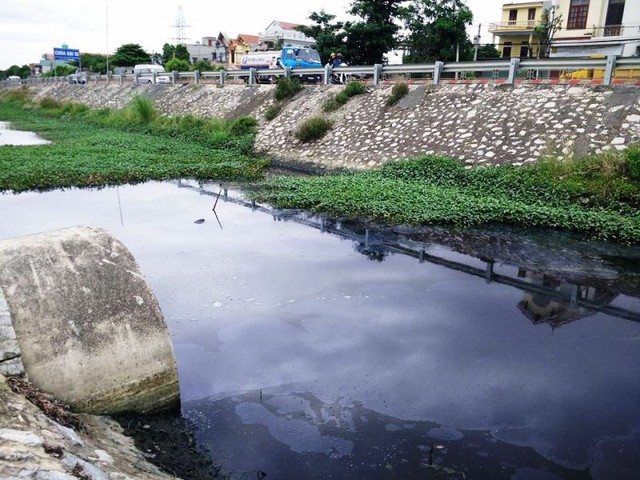 Nước thải KCN Gián Khẩu thải ra môi trường chưa qua xử lý khiến kênh nước giáp QL 1A có màu đen ngòm, đặc quánh, sủi bọt, mùi hôi thối nồng nặc.