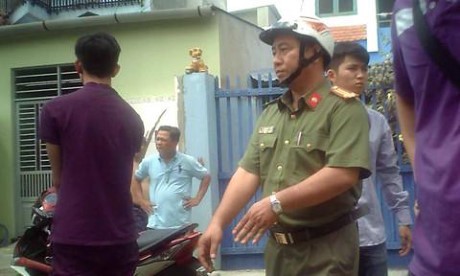 Đối tượng Nguyễn Hồng Ân thực nghiệm lại hiện trường vụ cướp xe của anh Quách Minh Thảo.
