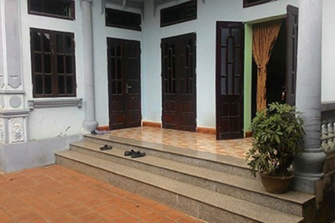 Hiện trường nơi cháu Nguyễn Thị Lanh bị đẩy từ tầng 2 xuống sân gạch 