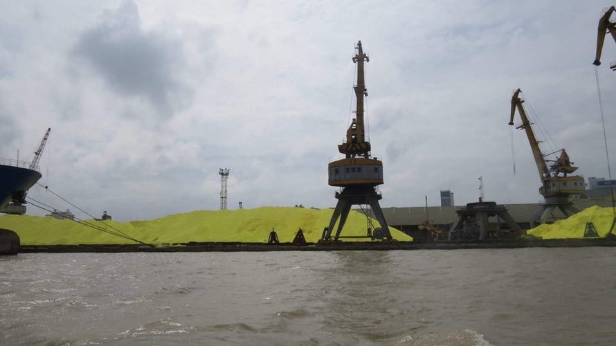 Gần 4 vạn tấn lưu huỳnh bị tồn đọng ở cảng Hoàng Diệu gần 1 tháng nay.