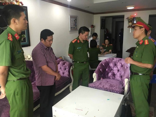 Đỗ Thái Vũ, Giám đốc Ngân hàng TMCP Bưu điện Liên việt chi nhánh Đắk Lắk nghe CQĐT đọc các quyết định khởi tố bị can, bắt tạm giam.