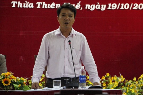Ông Nguyễn Huy Hiển, Phó Giám đốc Sở TT-TT, trả lời về việc xử phạt hành chính bác sĩ Hoàng Công Truyện tại cuộc họp báo của UBND tỉnh Thừa Thiên - Huế 