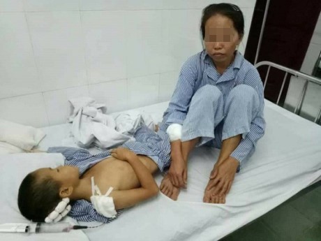 Hiện chị M. và cháu S. đang được điều trị tích cực tại Bệnh viện Đa khoa huyện Vân Đồn.
