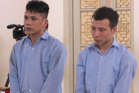 Đặng Xuân Quý (bên phải) cùng đồng phạm tại phiên tòa