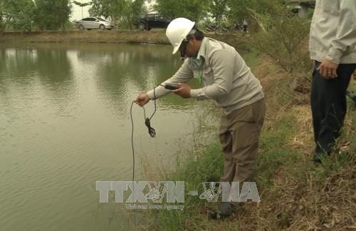 Cơ quan chức năng đang kiểm tra môi trường nước trong hồ nuôi.