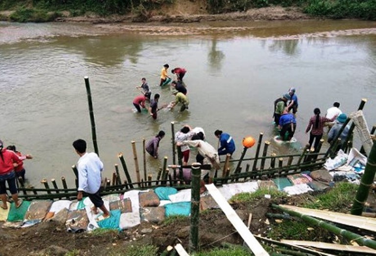 Huy động 150 người dân đóng cọc, chở đất đá chống sạt lở suối Nậm Cam