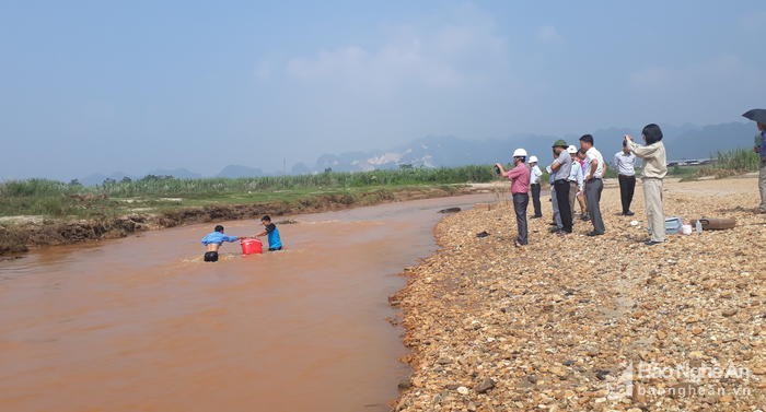 Đoàn lấy mẫu nước ở nguồn nước thô ở Quỳ Hợp