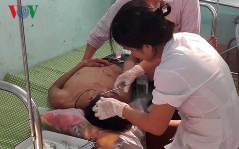 Học sinh bị đánh được các bác sĩ khâu vết thương tại bệnh viện.