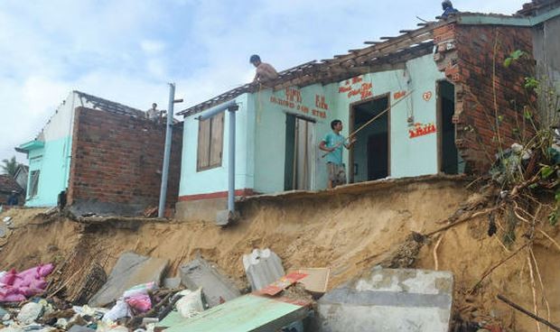 Hàng chục ngôi nhà ở thôn Long Thủy bị triều cường đánh sập