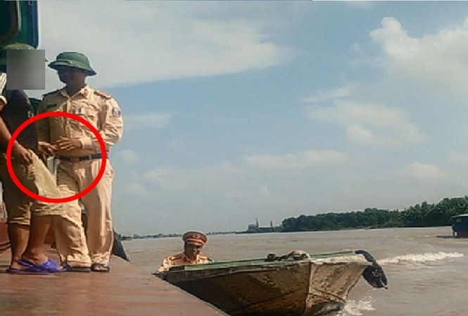 Người trong trang phục CSGT đường thủy đoạn trên sông Ninh Cơ (Giao Thủy, Nam Định). Ảnh: Cắt từ clip.