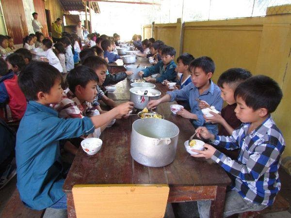 Các em học sinh trường bán trú Bản Công trong một bữa ăn.