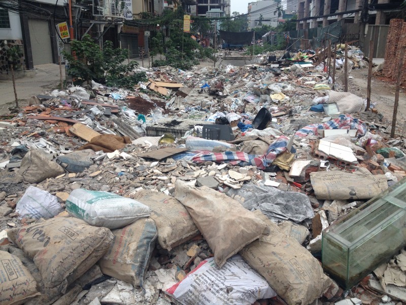 Khu vực đất thuộc dự án cống hóa mương thoát nước Ngọc Hà – Giang Văn Minh trở thành điểm tập kết rác thải của nhiều người thiếu ý thức. 