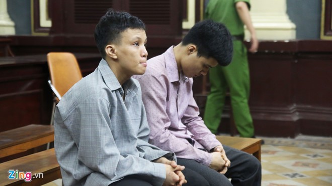 Bị cáo Nguyễn Văn Cường (áo xám) và bị cáo Lê Hoàng Anh Vũ tại phiên tòa sơ thẩm. 