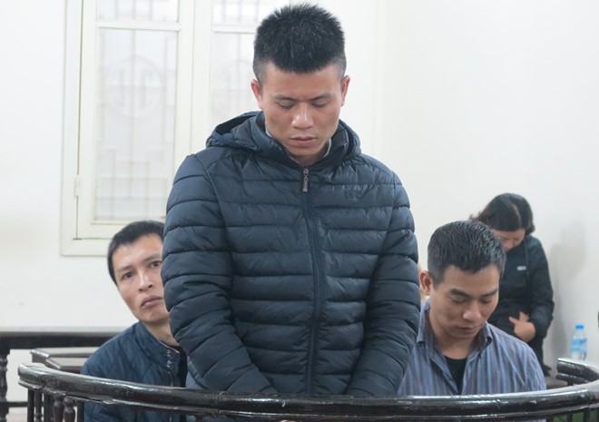 Thám (đứng), Văn (trái) và Khang tại tòa. 