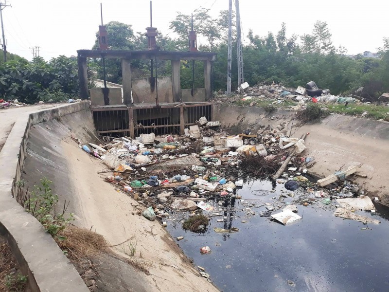 Mương nước bị biến thành điểm chứa rác khiến cả khu vực chìm trong ô nhiễm.