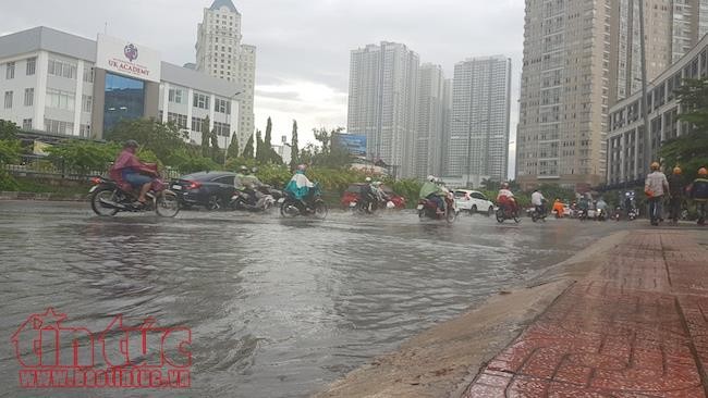 Nước sông từ sông Sài Gòn theo cống ngầm tràn vào đường Nguyễn Hữu Cảnh gây ngập chiều nay.