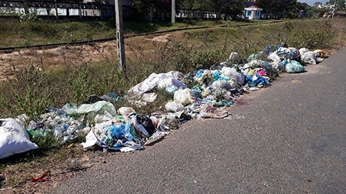 Bình Thuận rác thải tràn lan trên đường không được thu gom
