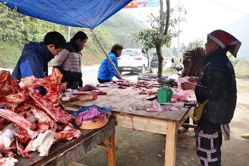 Người dân Sa Pa bán thịt trâu theo vệ đường trên Quốc lộ 4D