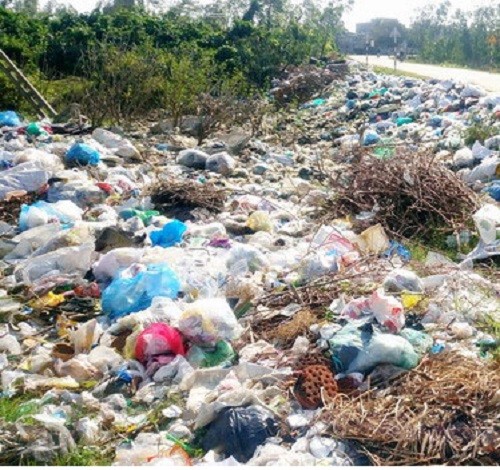 Bãi rác tại ngã 3 QL19B (km 17) giao nhau với đường nông thôn Phú Hậu và Trung Lương, xã Cát Tiến, Phù Cát, Bình Định
