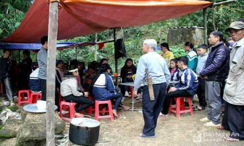  Người dân đến chia buồn với gia đình nữ sinh Hà Thị Linh.