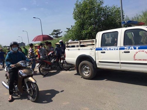 Công an quận 9 phong tỏa hiện trường vụ nghi án phát hiện thi thể người đàn ông cháy đen ở khu tái định cư Long Sơn, phường Long Bình.