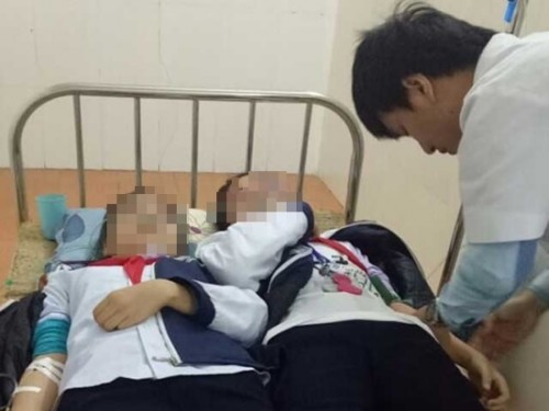 Hơn 20 học sinh, giáo viên Trường THCS Quán Toan phải nhập viện cấp cứu vì hít phải khí độc.