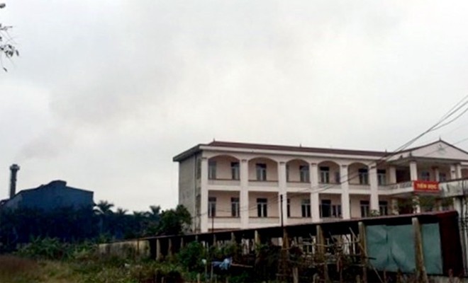 Phân xưởng luyện thép của nhà máy thép Việt Nhật xả khói bụi nằm sát ngay sau trường THCS Quán Toan.