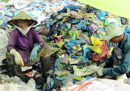 Rất nhiều người đến bãi rác Kinh Cùng để mưu sinh.