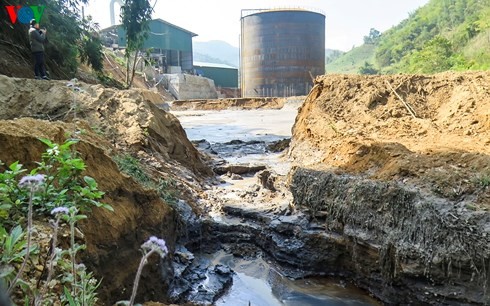 Toàn bộ nước thải chưa qua xử lý trong ao tràn toàn bộ ra suối Nậm Núa, gây ô nhiễm nghiêm trọng.
