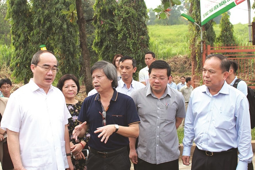Tháng 7.2017, Bí thư Thành uỷ TP HCM Nguyễn Thiện Nhân (bìa trái) đã có chuyến thị sát Nhà máy điện rác Gò Cát 